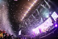 ゴールデンボンバー「新作-shinsaku-」の様子。（撮影：菅沼剛弘）