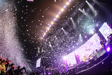 ゴールデンボンバー「新作-shinsaku-」の様子。（撮影：菅沼剛弘）