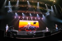 樽美酒研二（Dr）が披露した“ケツ日の出”のシーン。（撮影：菅沼剛弘）