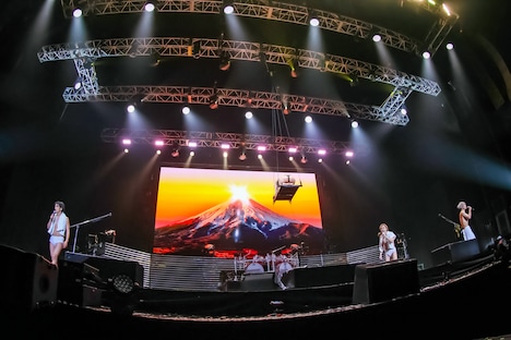 樽美酒研二（Dr）が披露した“ケツ日の出”のシーン。（撮影：菅沼剛弘）