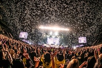 ゴールデンボンバー「旧作-kyusaku-」の様子。（撮影：菅沼剛弘）