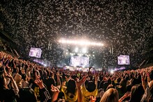 ゴールデンボンバー「旧作-kyusaku-」の様子。（撮影：菅沼剛弘）