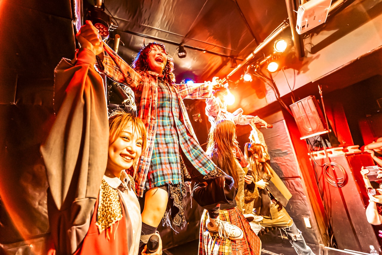 「自給自足LIVE」中野heavysick ZERO公演の様子。