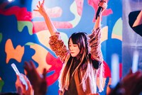 凱旋公演で感極まるヒューガー。