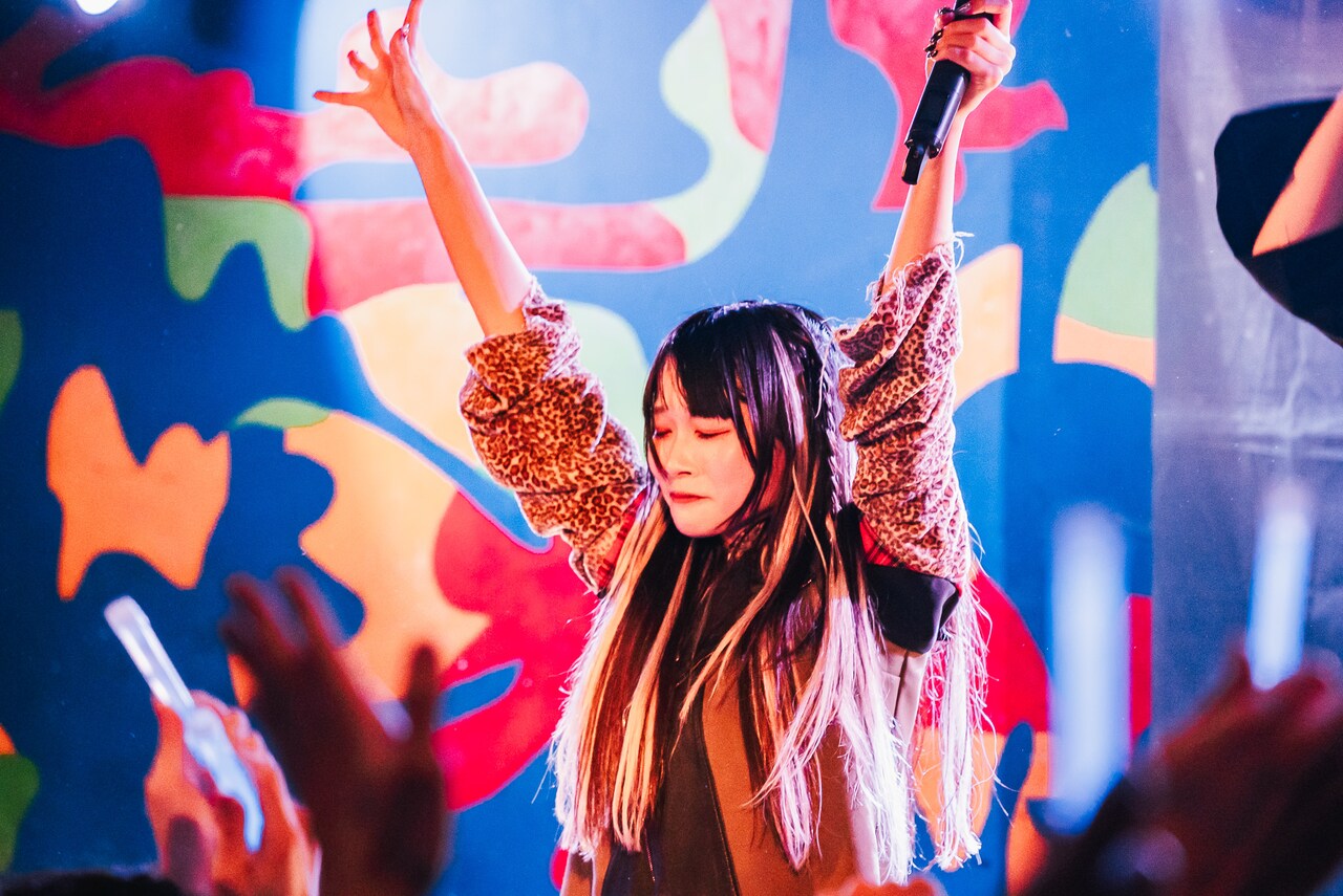 凱旋公演で感極まるヒューガー。