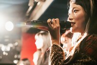 関西弁を話すヒューガー。