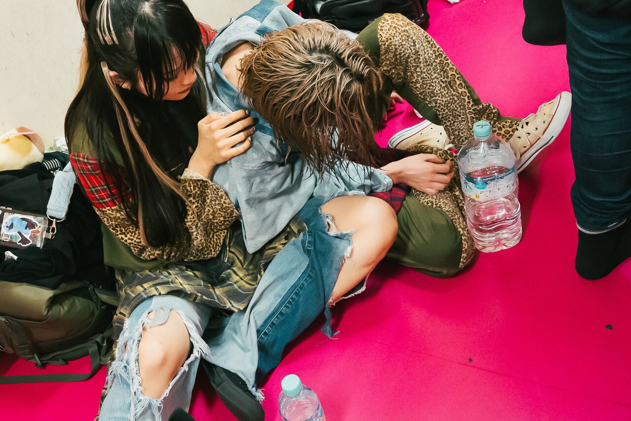 倒れ込むナノ3、それを支えるヒューガー。