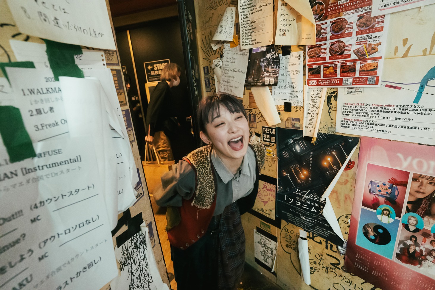 小倉FUSE公演から楽屋に笑顔で戻ってきたクレナイ・ワールズエンド。