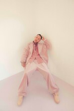 Wisdom Toolとのコラボスーツを着用する千葉雄喜。（Photo：Shunya Arai / Stylist：Lambda Takahashi）