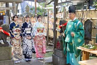 祈祷を受ける山口結杏、早崎すずき、宮腰友里亜。