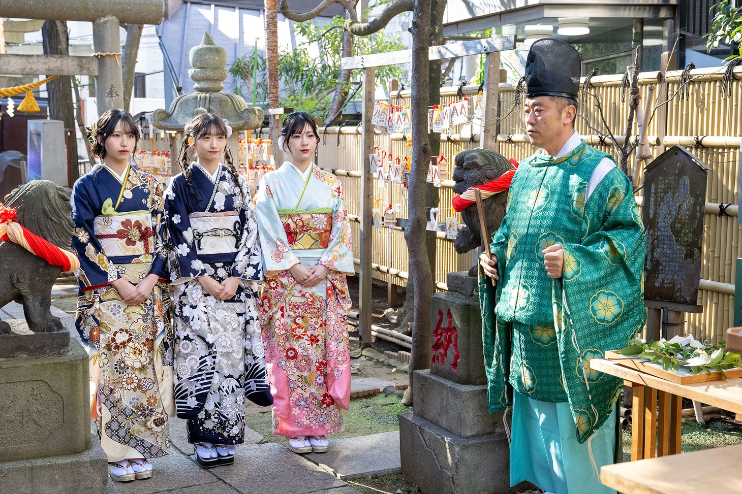 祈祷を受ける山口結杏、早崎すずき、宮腰友里亜。