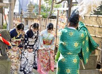 祈祷を受ける山口結杏、早崎すずき、宮腰友里亜。