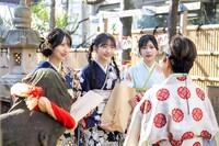 祈祷を受ける山口結杏、早崎すずき、宮腰友里亜。