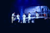 シアトリカルライブ再演中の様子。（撮影：笹原清明）