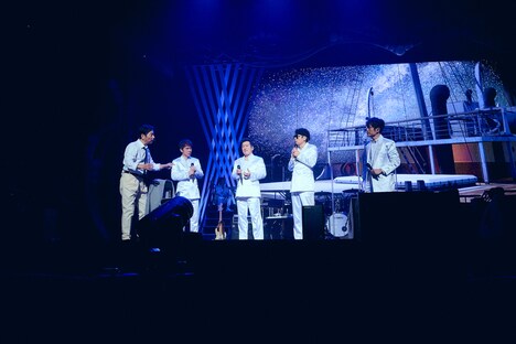 シアトリカルライブ再演中の様子。（撮影：笹原清明）