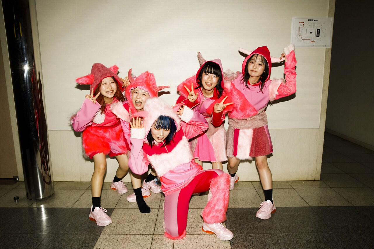 ヒューガーお披露目ライブ後のBiS。（Photo by sotobayashi kenta）