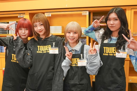 左からウォンカー・ツインズ（ASP）、RiNA（BiTE A SHOCK）、ナノ3（BiS）、yu-ki（ExWHYZ）。