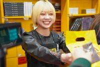 両手で商品を渡す笑顔のナ前ナ以（ASP）。