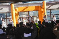 屋上で行われたGANG PARADEのライブの様子。