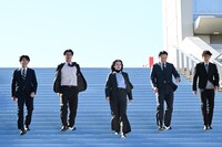 大階段を歩く「アイシー～瞬間記憶捜査・柊班～」キャスト。