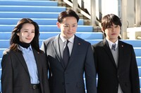 左から波瑠、山本耕史、倉悠貴。