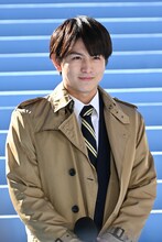 両手でマイクを握り締める柏木悠（超特急）。