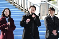 LINEの効果音のモノマネをする山本耕史（中央）、それを優しく見守る波瑠（左）、倉悠貴（右）。