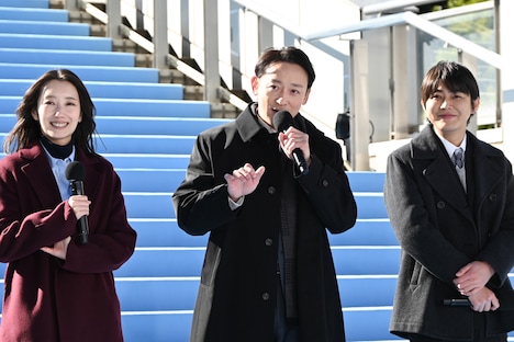 LINEの効果音のモノマネをする山本耕史（中央）、それを優しく見守る波瑠（左）、倉悠貴（右）。