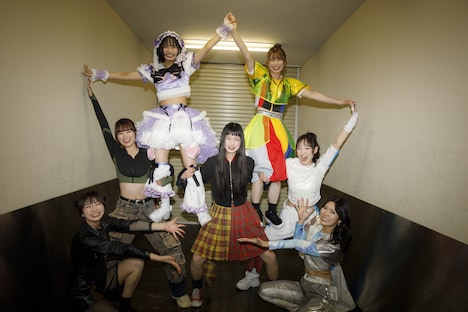 WACKシャッフルユニット。左下から時計回りにユメカ・ナウカナ？（ASP）、HANANO（BiTE A SHOCK）、アイナスター（KiSS KiSS）、レオナエンパイア（豆柴の大群）、月ノウサギ（GANG PARADE）、yu-ki（ExWHYZ）、中央がイコ・ムゲンノカナタ（BiS）。（Photo by sotobayashi kenta）