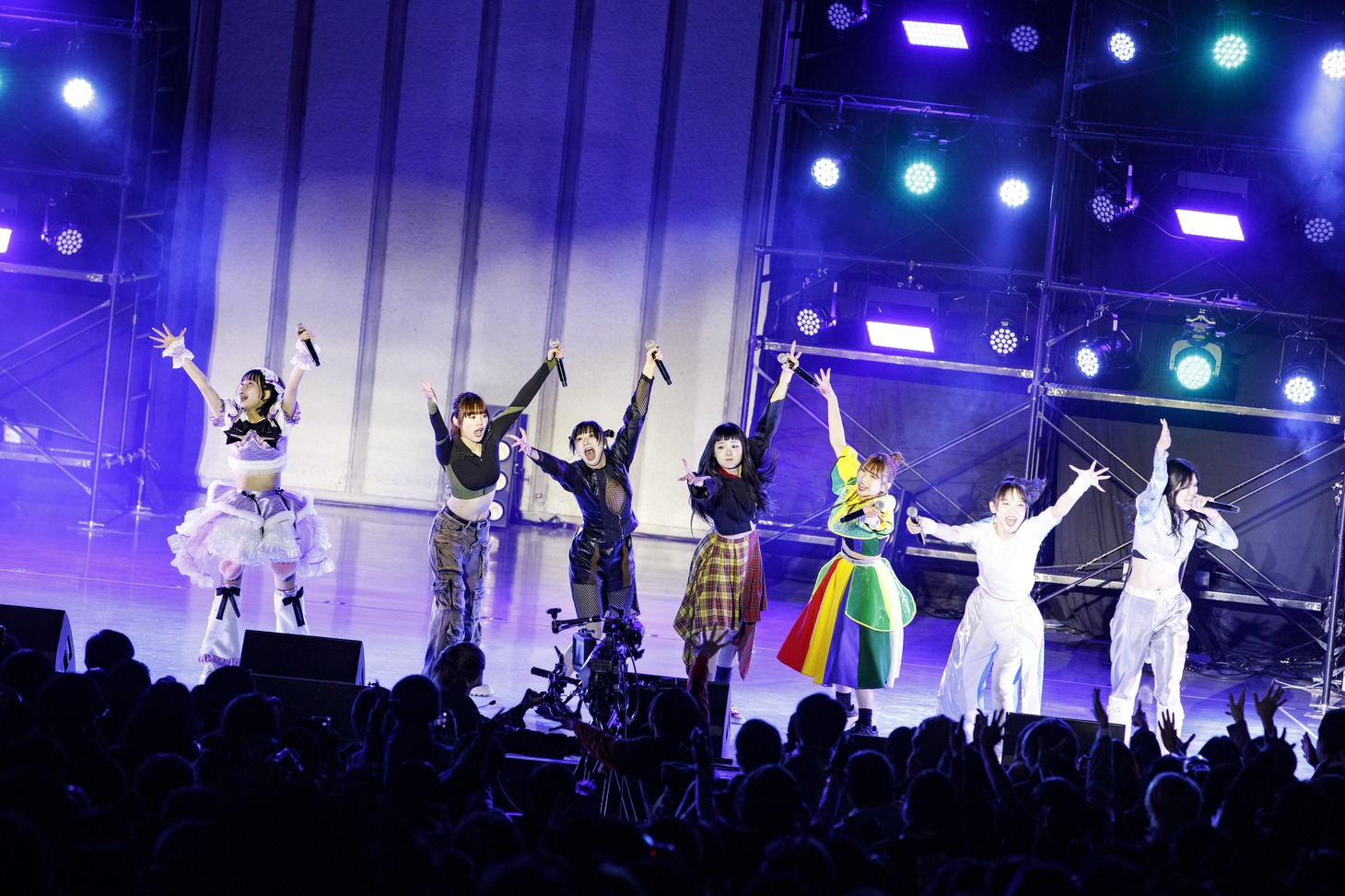 WACKシャッフルユニット。左からアイナスター（KiSS KiSS）、HANANO（BiTE A SHOCK）、ユメカ・ナウカナ？（ASP）、イコ・ムゲンノカナタ（BiS）、レオナエンパイア（豆柴の大群）、月ノウサギ（GANG PARADE）、yu-ki（ExWHYZ）。（Photo by sotobayashi kenta）
