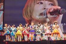 最上もがを交えて8人で「ORANGE RIUM」を歌うでんぱ組.inc。（撮影：チェリーマン）