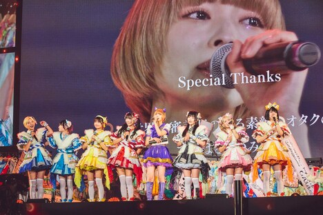 最上もがを交えて8人で「ORANGE RIUM」を歌うでんぱ組.inc。（撮影：チェリーマン）