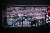 ステージに運び込まれたディアステージのシャッター。