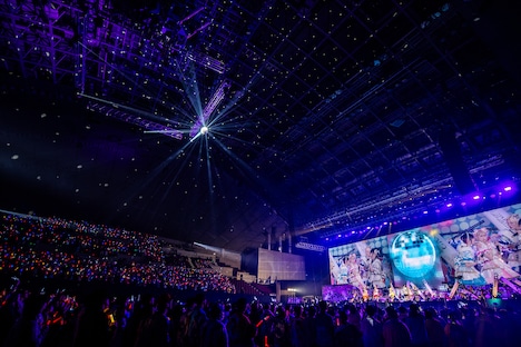 光り輝くミラーボール。