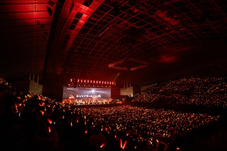 オレンジに染まった幕張イベントホール。