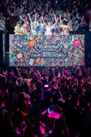 トロッコに乗って去り行くでんぱ組.inc。