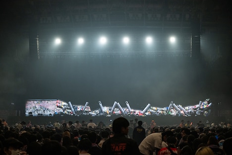 でんぱ組.incの歴代衣装がずらりと並ぶステージ。