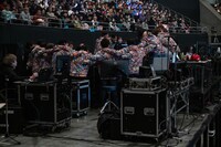 開演直前に円陣を組むでんぱ組.incスタッフ。