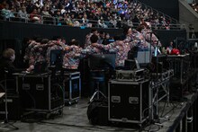 開演直前に円陣を組むでんぱ組.incスタッフ。