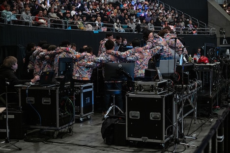 開演直前に円陣を組むでんぱ組.incスタッフ。