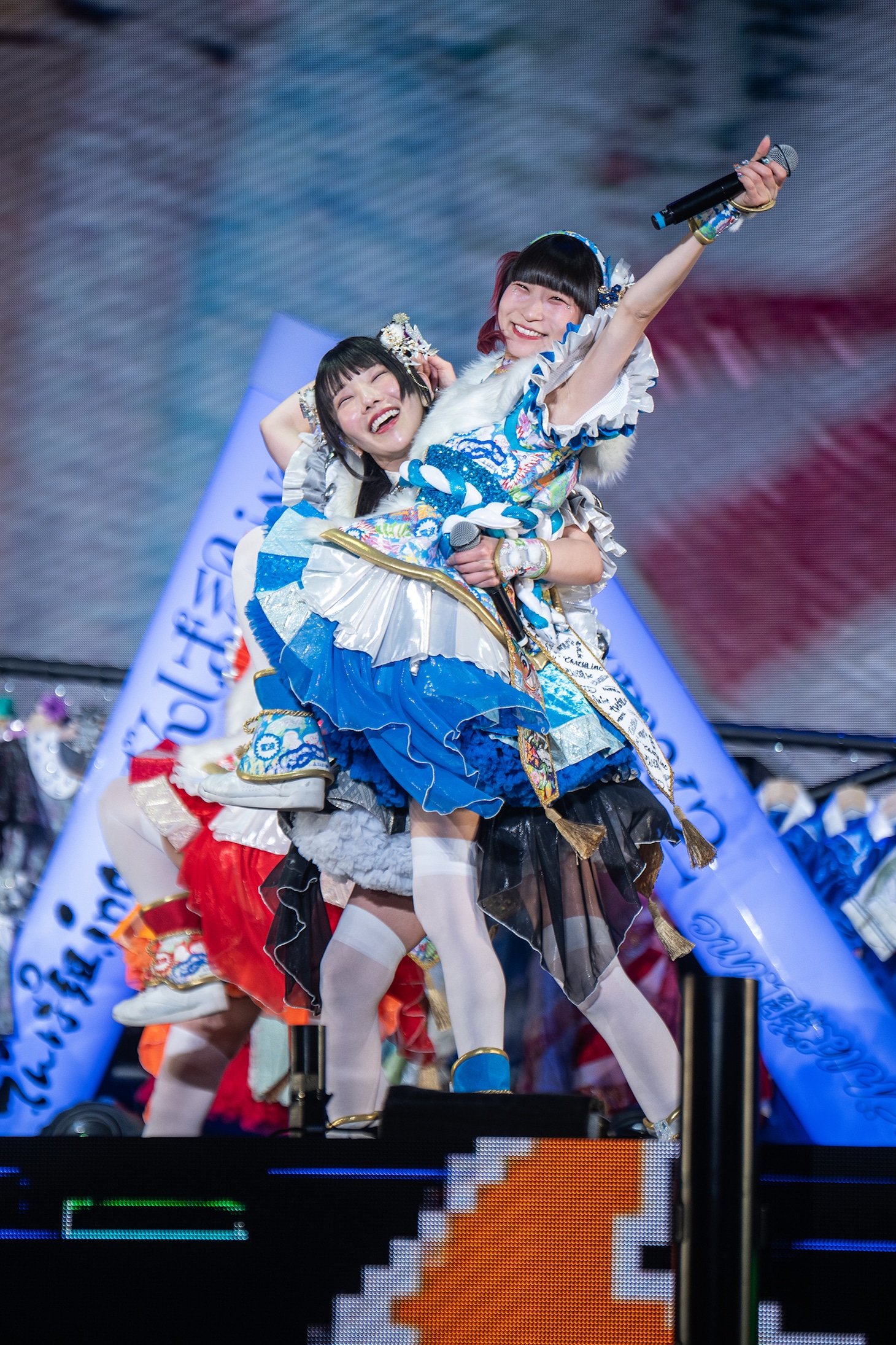 藤咲彩音（上）を担ぐ相沢梨紗（下）。