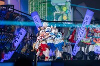 天沢璃人（中央）に抱きつく古川未鈴（左）と藤咲彩音（右）。