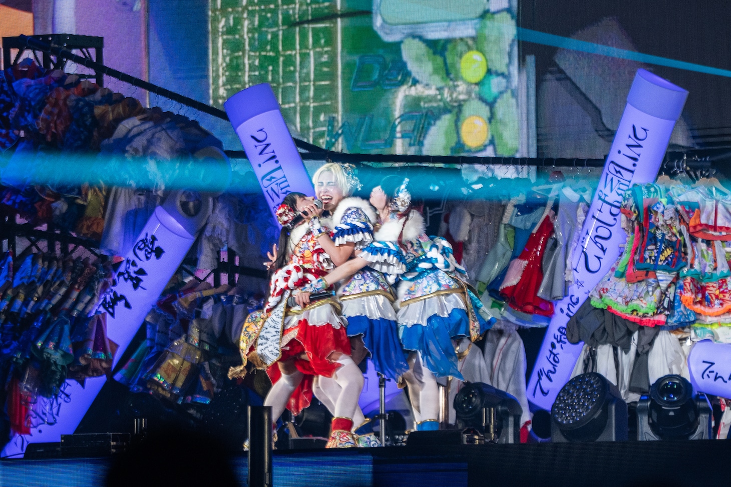天沢璃人（中央）に抱きつく古川未鈴（左）と藤咲彩音（右）。