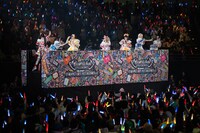 トロッコでアリーナ後方に移動したでんぱ組.inc。