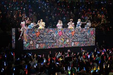 トロッコでアリーナ後方に移動したでんぱ組.inc。