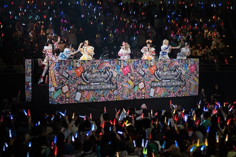 トロッコでアリーナ後方に移動したでんぱ組.inc。