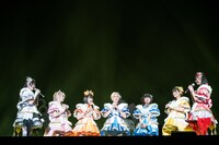 身を寄せ合いアカペラで歌うでんぱ組.inc。