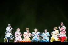 身を寄せ合いアカペラで歌うでんぱ組.inc。