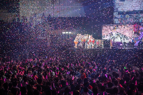 豪快に紙吹雪が舞う幕張イベントホール。