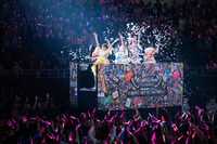 トロッコに乗って去り行くでんぱ組.inc。